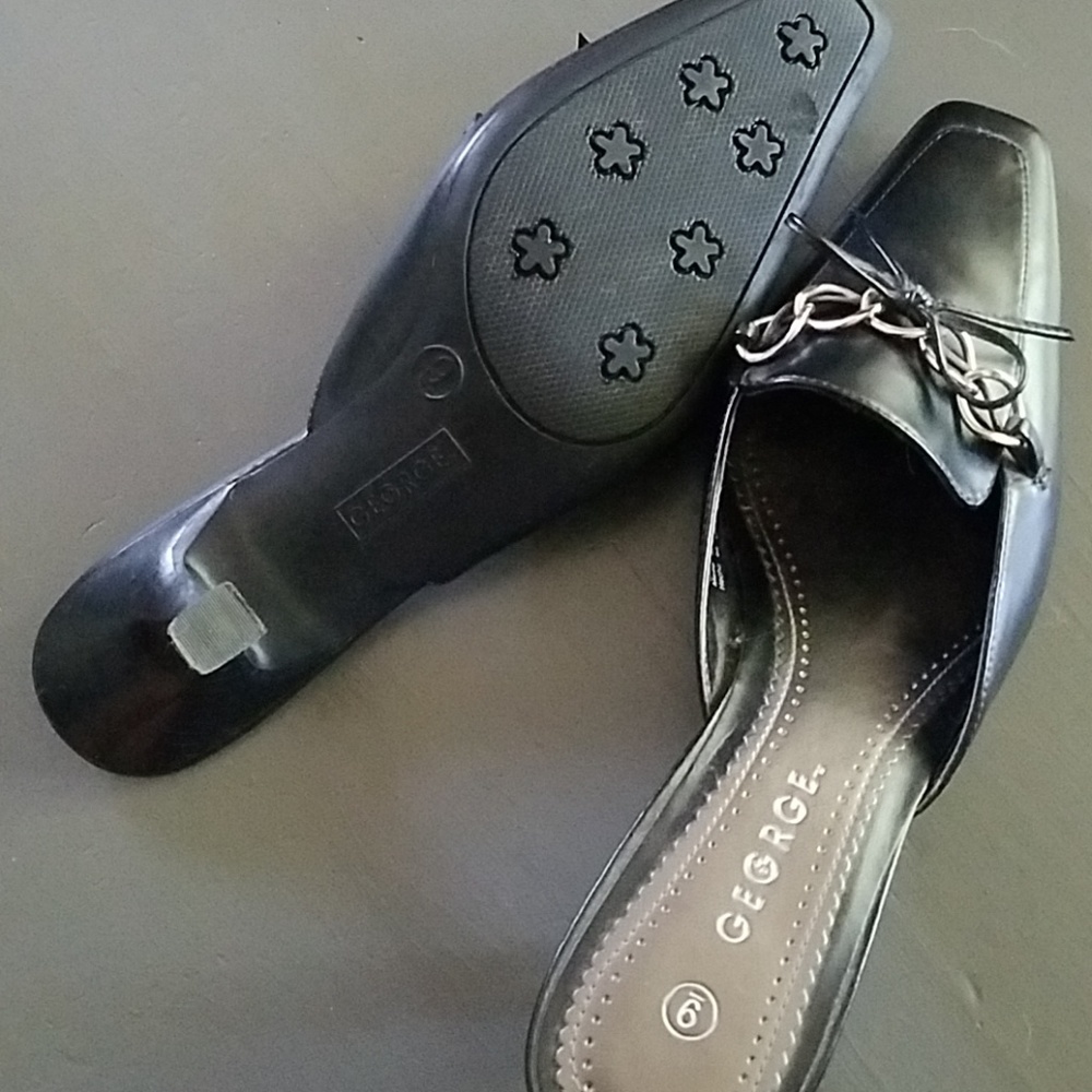 size 9 black pumps. EUC.